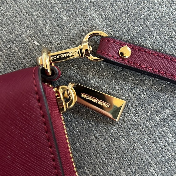 Michael Kors Jet Set Travel Large Continental Wallet with wrist strap - Picture 8 of 8